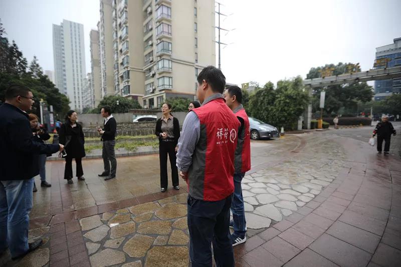 祥符慈善基金会秘书长与社区领导亲切交谈
